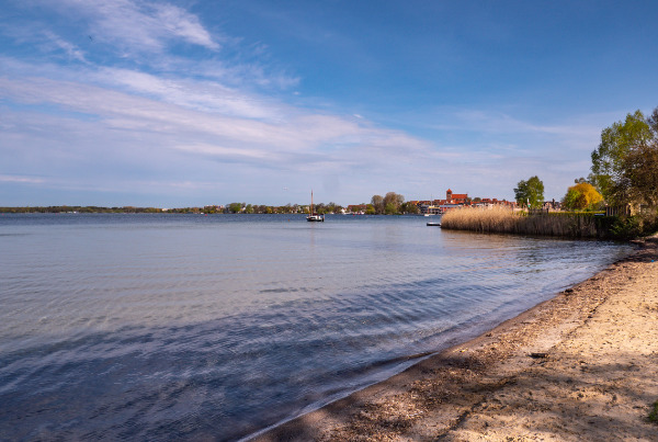 Waren a.d. Müritz: 7 Nächte in 4-Sterne Ferienwohnung Burke Hafenblick inkl. Boot nur 699,99€ (statt 1456€) für 2 Personen