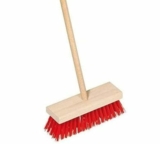 Toys Pure FA332 – Kinderstraßenbesen aus Holz für nur 3,90€ statt 5,95€